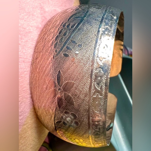 Elegant Silver Floral Bracelet - Picture 4 of 5